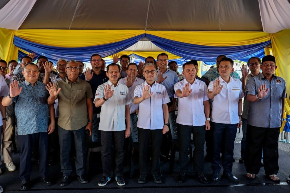 மிரட்டும் இணையச் சூதாட்டம்: மெட்டா நிறுவனத்துடன் தொடர்பு அமைச்சர் ஃபாமி ஃபாட்சீல் அதிரடிச் சந்திப்பு!