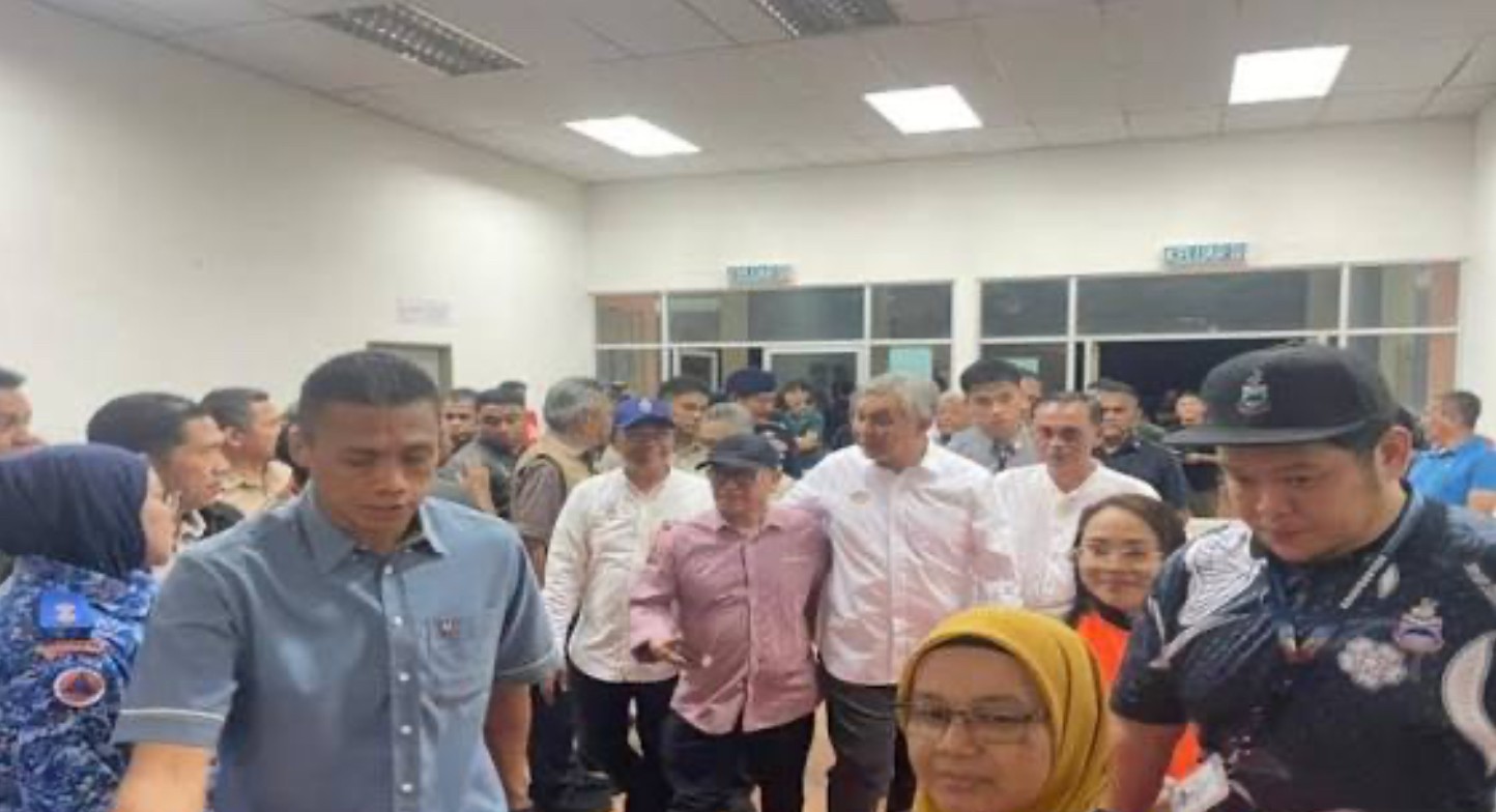 வெள்ளத்தால் பாதிக்கப்பட்ட பகுதிகளைப் பார்வையிட சபாவை அடைந்தார் ஸாஹிட் ஹமிடி!