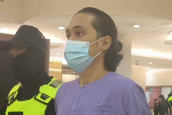 தந்தையைக் கத்தியால் குத்திக் கொன்றதாக மகன் மீது குற்றச்சாட்டு