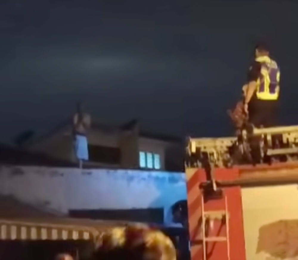 வீட்டின் கூரையில் கத்தியுடன் நின்றிருந்த ஆடவர் கைது