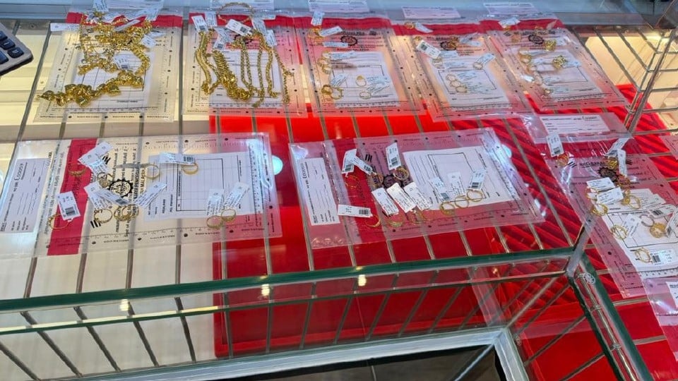 லஞ்சப் பணத்தில் நகைக் கடையைத் திறந்த குடிநுழைவுத்துறை அதிகாரிகளான கணவன்-மனைவி