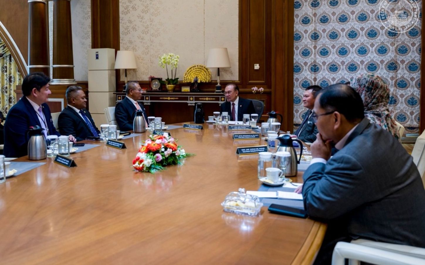 அந்நிய முதலீட்டை வலுப்படுத்துங்கள் - புதிய தூதரகப் பிரதிநிதிகளுக்கு அன்வார் வேண்டுகோள்