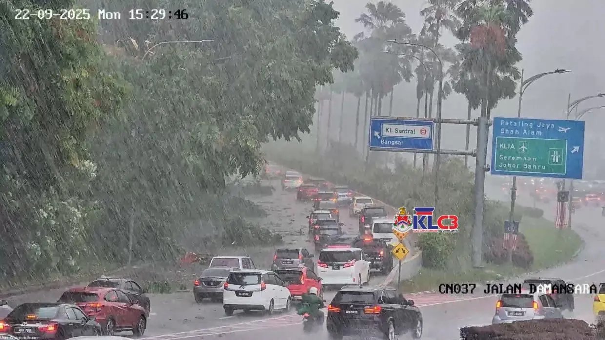 கோலாலம்பூரில் கனத்த மழை, சில இடங்களில் மரங்கள் சாய்ந்தன