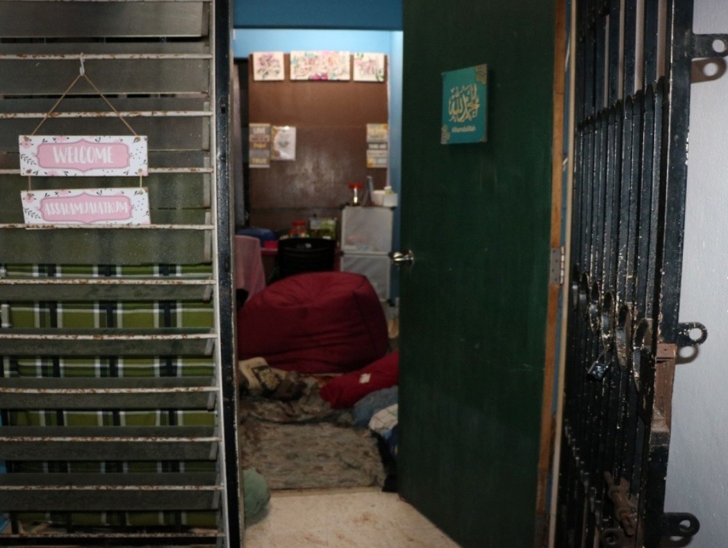 சக நண்பனின் கழுத்தறுத்து விட்டு தப்பியோடிய நபர்!