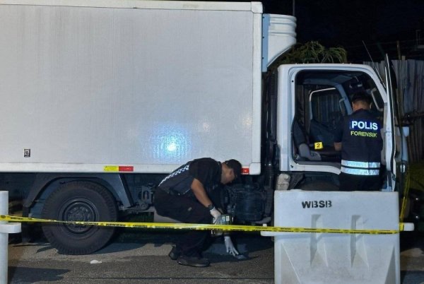 பணத்தைக் கொள்ளையிட்டதாக நாடகமாடுவதற்கு சொந்தமாக வயிற்றைக் காயப்படுத்திக் கொண்ட லோரி ஓட்டுநர்