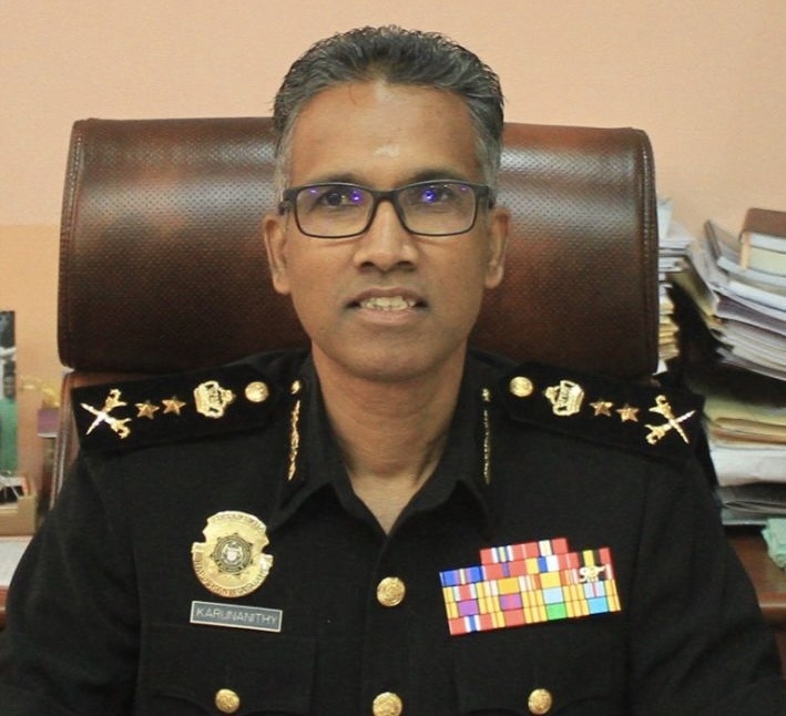 உயர் அதிகாரி உட்பட 5 போலீஸ்காரர்கள் கைது