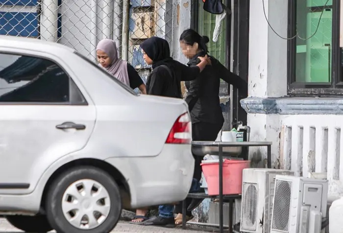 பேரா சுல்தானைக் கட்டியணைக்க முயற்சித்தப் பெண்ணுக்கு 3 நாள் தடுப்புக் காவல்