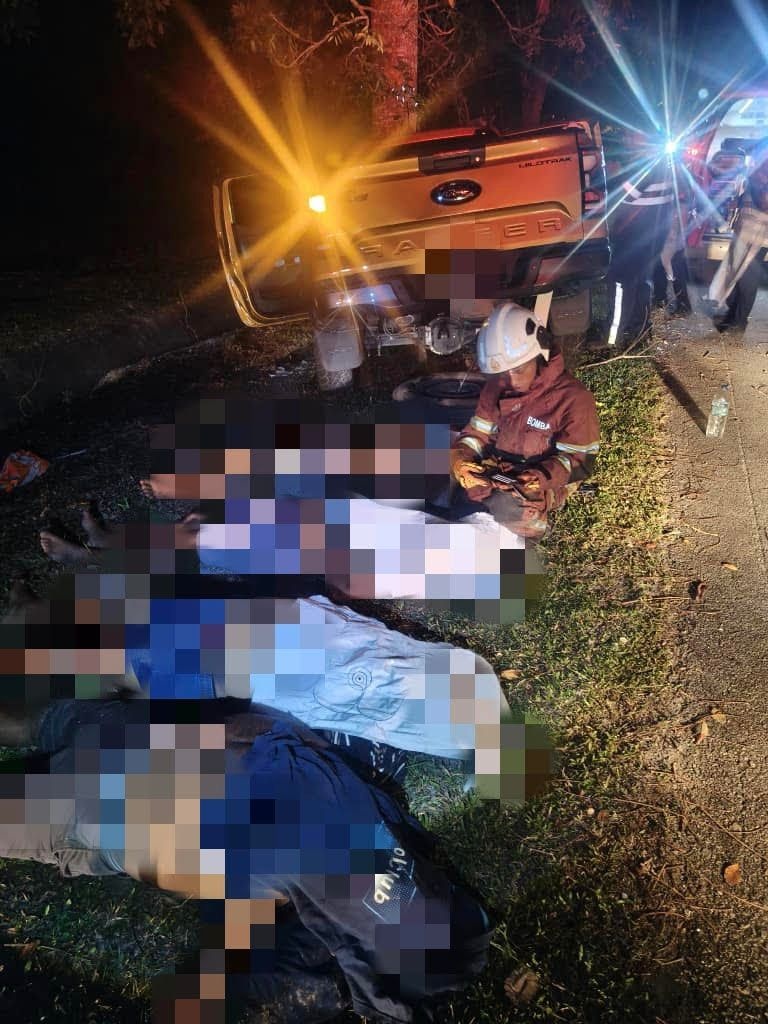 வாகனம் மரத்தில் மோதியது: நால்வர் பலி