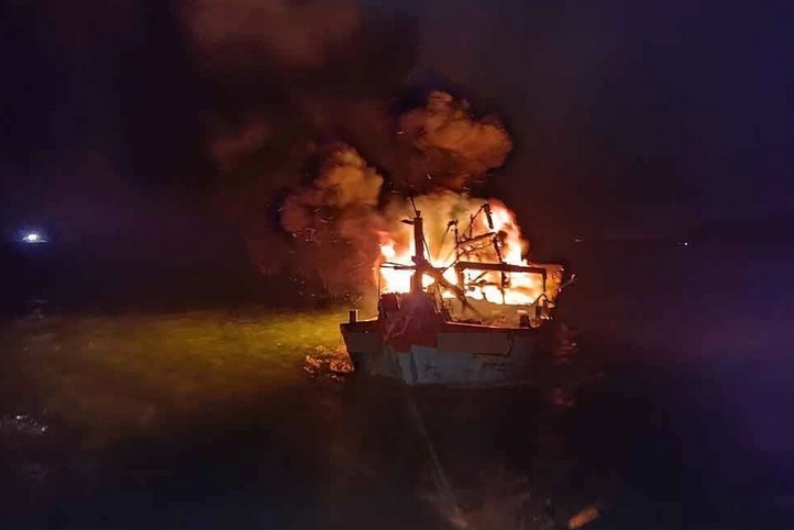நடுக்கடலில் பற்றி எரிந்த படகு: கடலில் குதித்து உயிர் தப்பிய 25 மீனவர்கள்!
