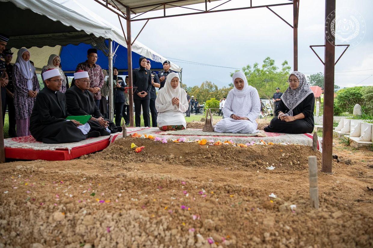 விபத்தில் மரணமடைந்த காவல் அதிகாரியின் கல்லறையைப் பார்வையிட்டார் பேரரசி