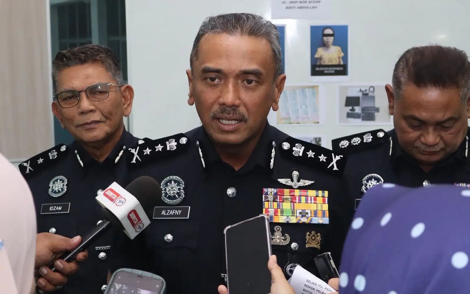 ஊடுருவப்பட்ட டச் அண்ட் கோ அட்டையைப் பயன்படுத்திய தம்பதியர் கைது