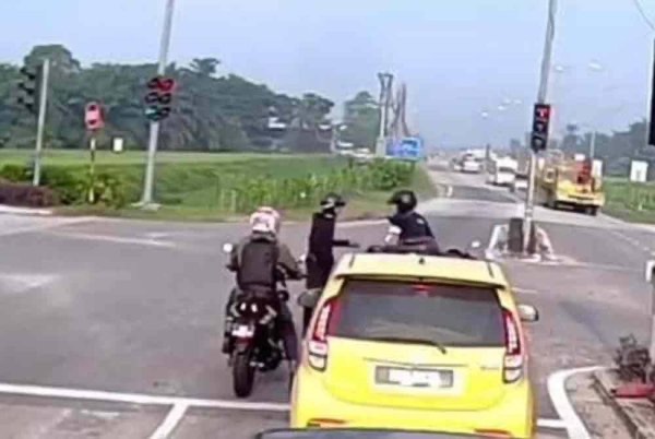 சாலை நடுவே சண்டையிட்டுக் கொண்ட இரு நபர்களைப் போலீசார் தேடி வருகின்றனர்