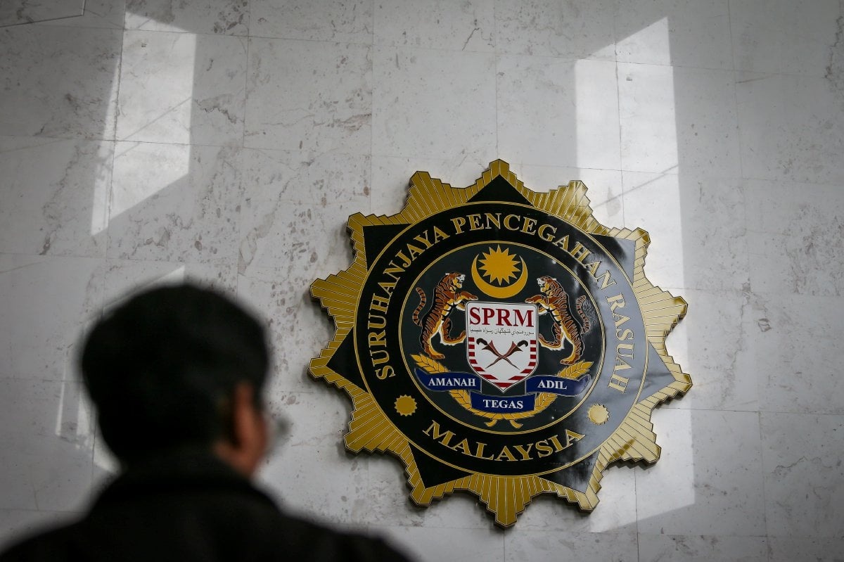 சட்டவிரோதமாக நுழைவு அனுமதி: அறுவர் கைது