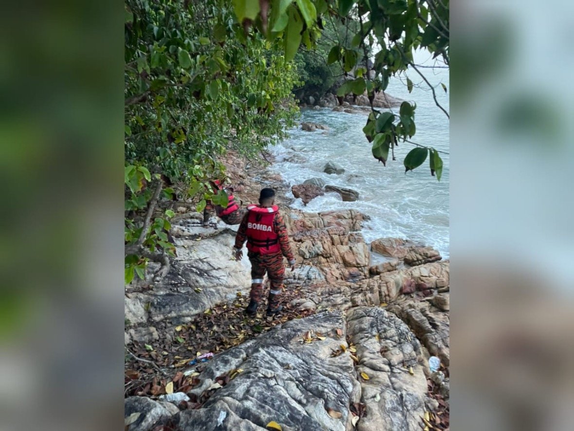 கடற்கரையில் ஈமச் சடங்கு காரியத்தின் போது, நீரில் அடித்து செல்லப்பட்ட முதியவர்