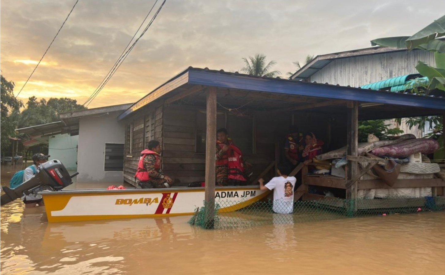 சபாவில் வெள்ளத்தால் பாதிக்கப்பட்ட பகுதிகளை நேரில் சென்று பார்வையிடுகிறார் அன்வார்!