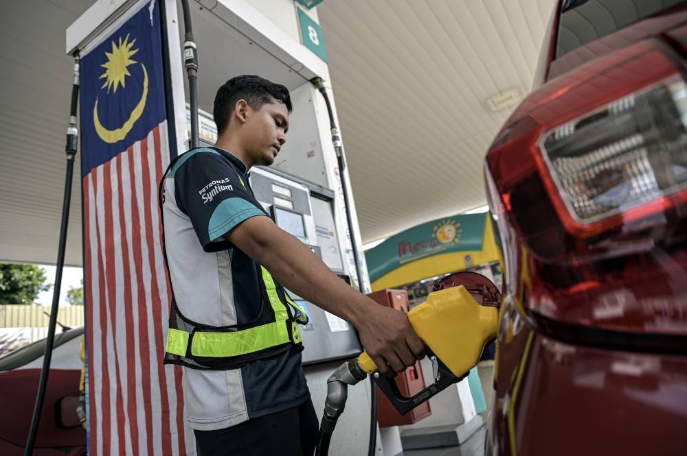 இன்று நள்ளிரவு தொடங்குகிறது ரோன் 95 சலுகை திட்டம்: 16 மில்லியன் வாகன உரிமையாளர்கள் பயன் பெறுவர்- ஒவ்வொருவரும் மாதம் 18 ரிங்கிட்டை மீதப்படுத்தலாம்