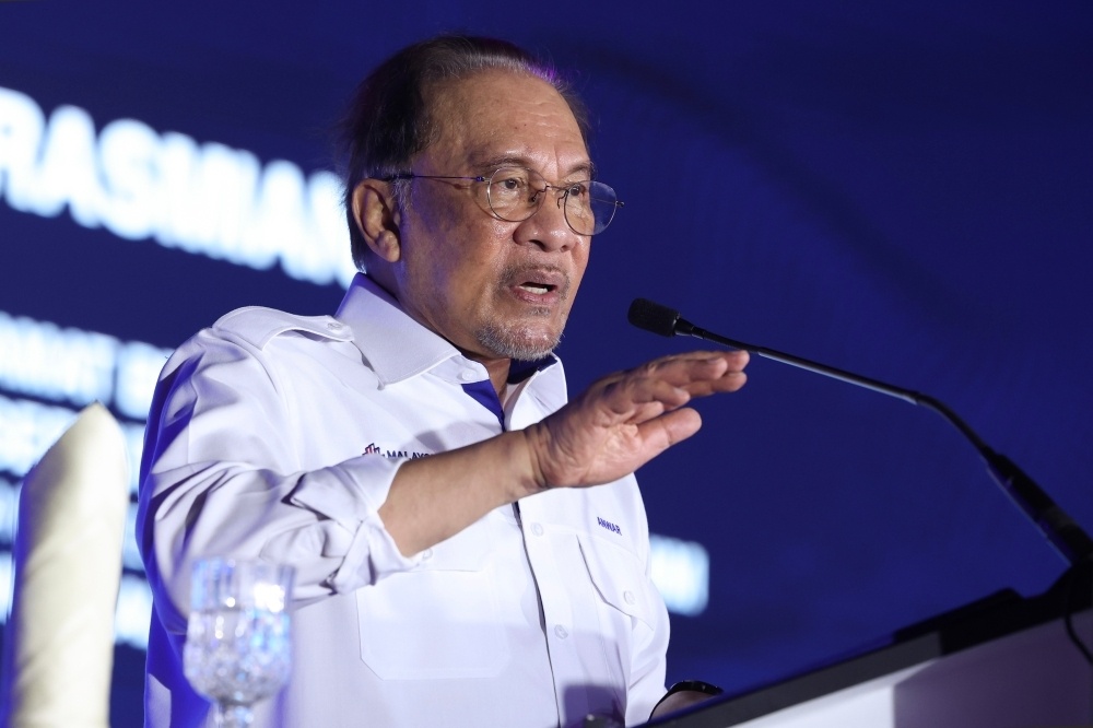 வரலாற்றைப் புரிந்து கொள்ளும் இளம் தலைமுறையினர் தான் மலேசியாவை நேசிப்பார்கள் - அன்வார் வலியுறுத்தல்