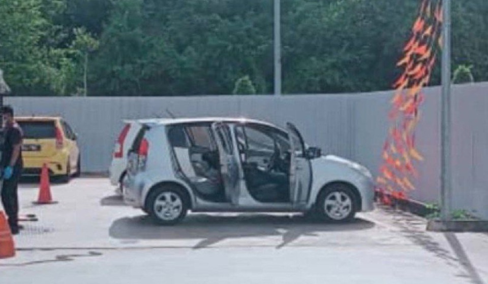 எண்ணெய் நிலையம் அருகில் காரில் ஆடவர் சடலம்