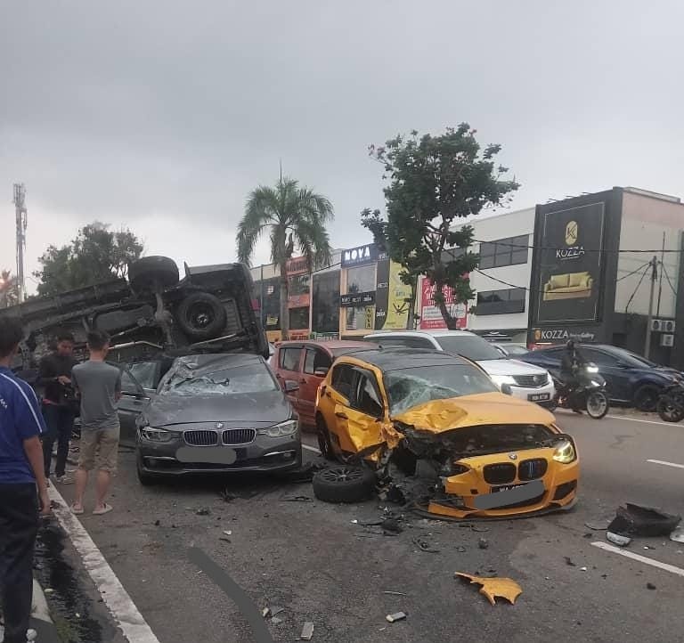 மதுபோதையில் ஐந்து வாகனங்களை மோதித் தள்ளினார்