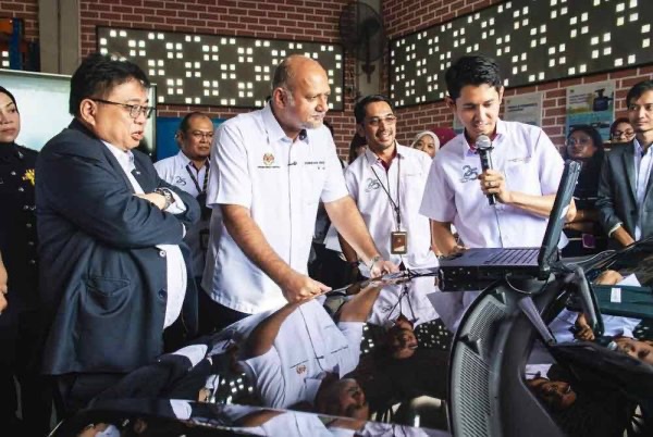 இலக்கவியல் அமைச்சின் வாகனத் தடயவியல் சோதனைக் கூடம்