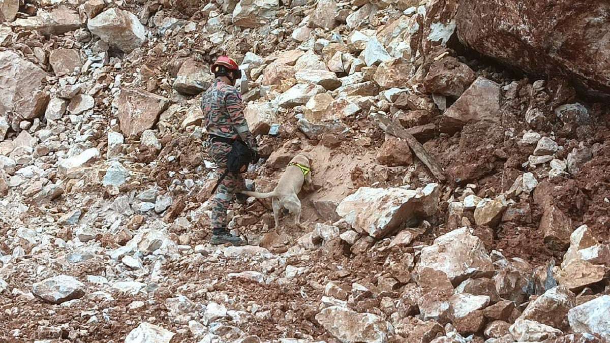 சுரங்கத்தில் சிக்கியவரை மீட்கும் பணியில் திடீர் நிலச்சரிவு!