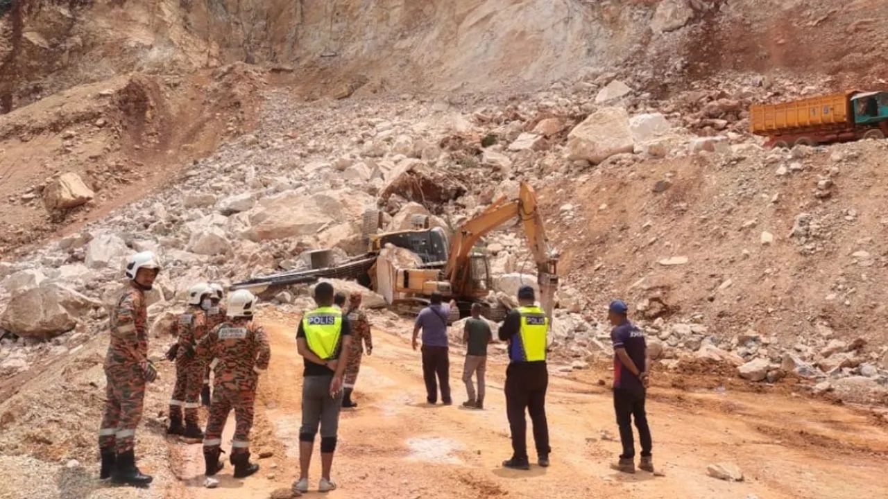 புதையுண்ட மண்வாரி இயந்திர ஓட்டுநரைத் தேடும் பணி தீவிரம்