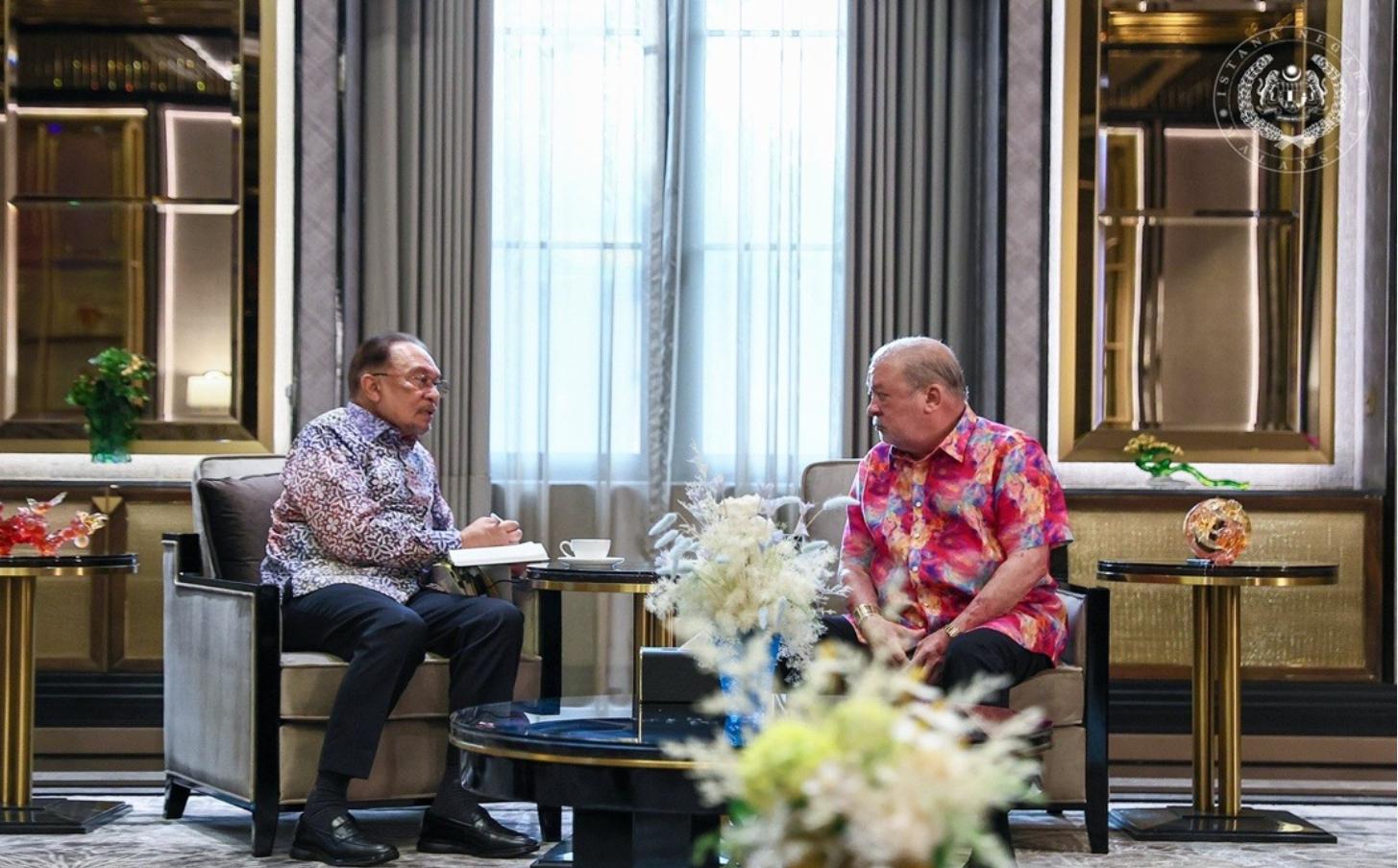 மாமன்னருடனான சந்திப்பில் தேசிய பிரச்சினைகள் குறித்துக் கலந்தாலோசித்தார் அன்வார்!