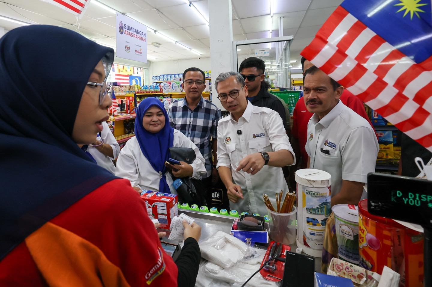 பெரும்பான்மை ஆதரவு பெற்ற சாரா உதவித் திட்டம்: அதனால், கடைகளில் விற்றுத் தீருகிறது அத்தியாவசியப் பொருட்கள்!