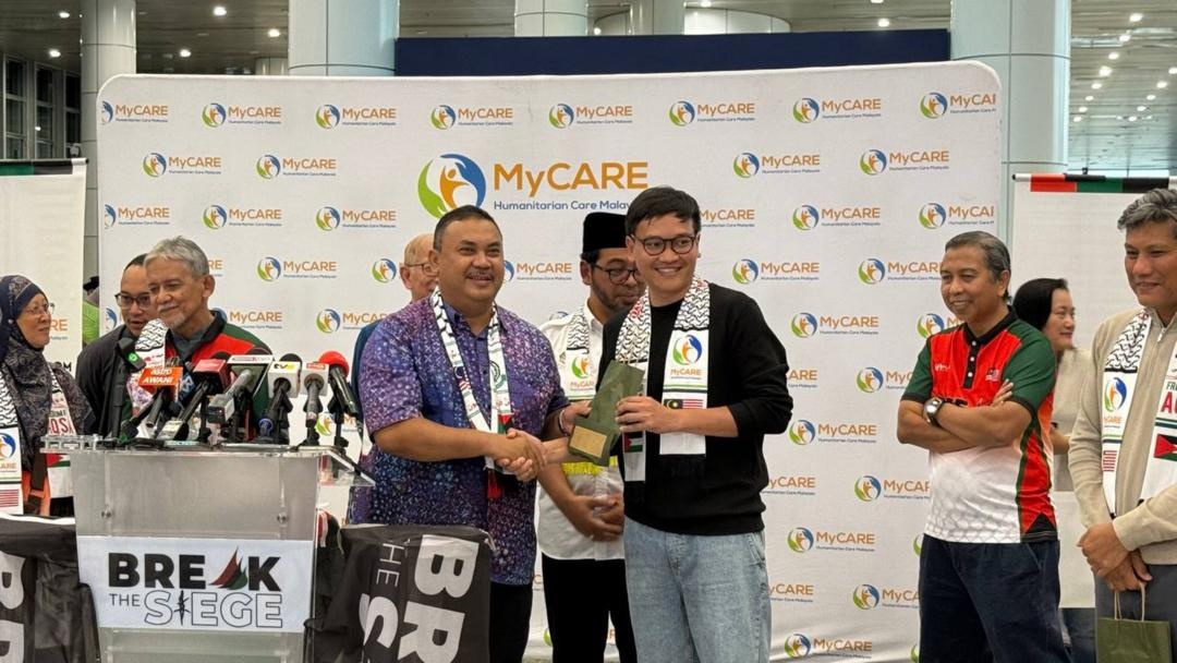 இஸ்ரேலிய அடக்குமுறைக்கு ஆளான 9 மலேசிய தன்னார்வலர்களுக்கு பிரதமர் அன்வார் கைப்பேசி அன்பளிப்பு!