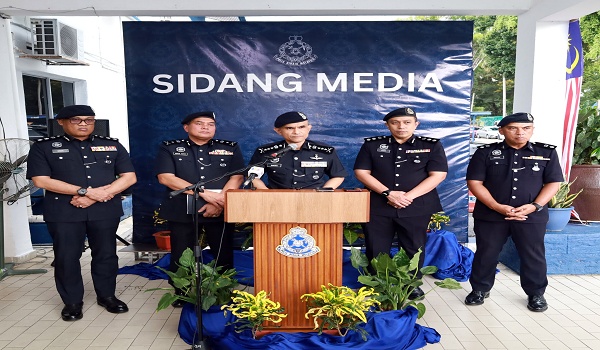 இரண்டு போலீஸ்காரர்கள் கைது