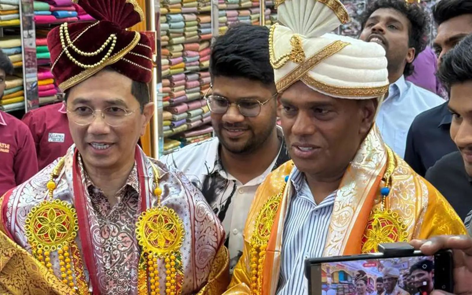 நகைக்கடை திறப்பு விழாவில் அஸ்மின் அலியுடன் டத்தோ ஶ்ரீ சரவணன் கலந்து கொண்டார்