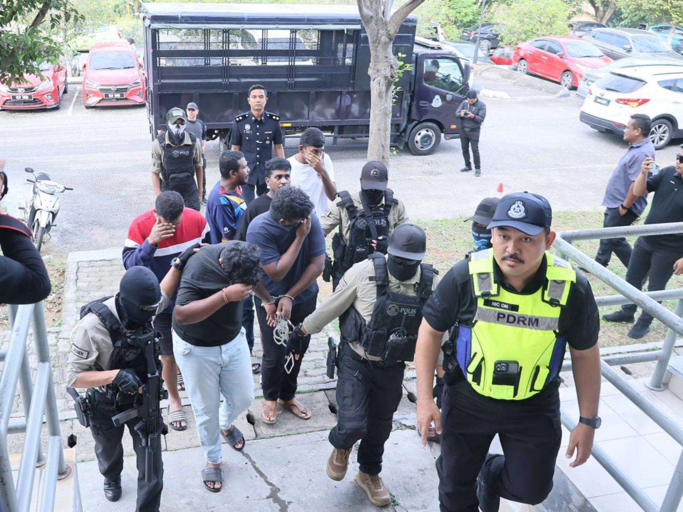 கேப்டன் பிரபா கிரிமினல் கும்பல்: 13 பேர் மீது குற்றச்சாட்டு