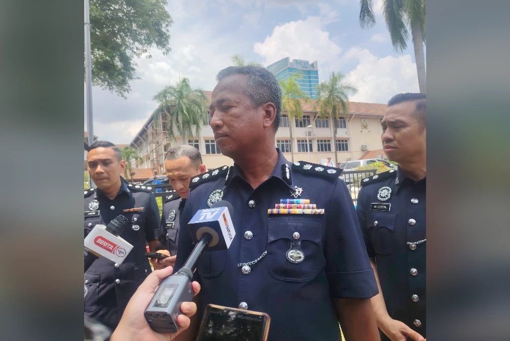 சம்பந்தப்பட்ட மாணவி உதவிக் கோரி கூச்சலிட்டுள்ளார்