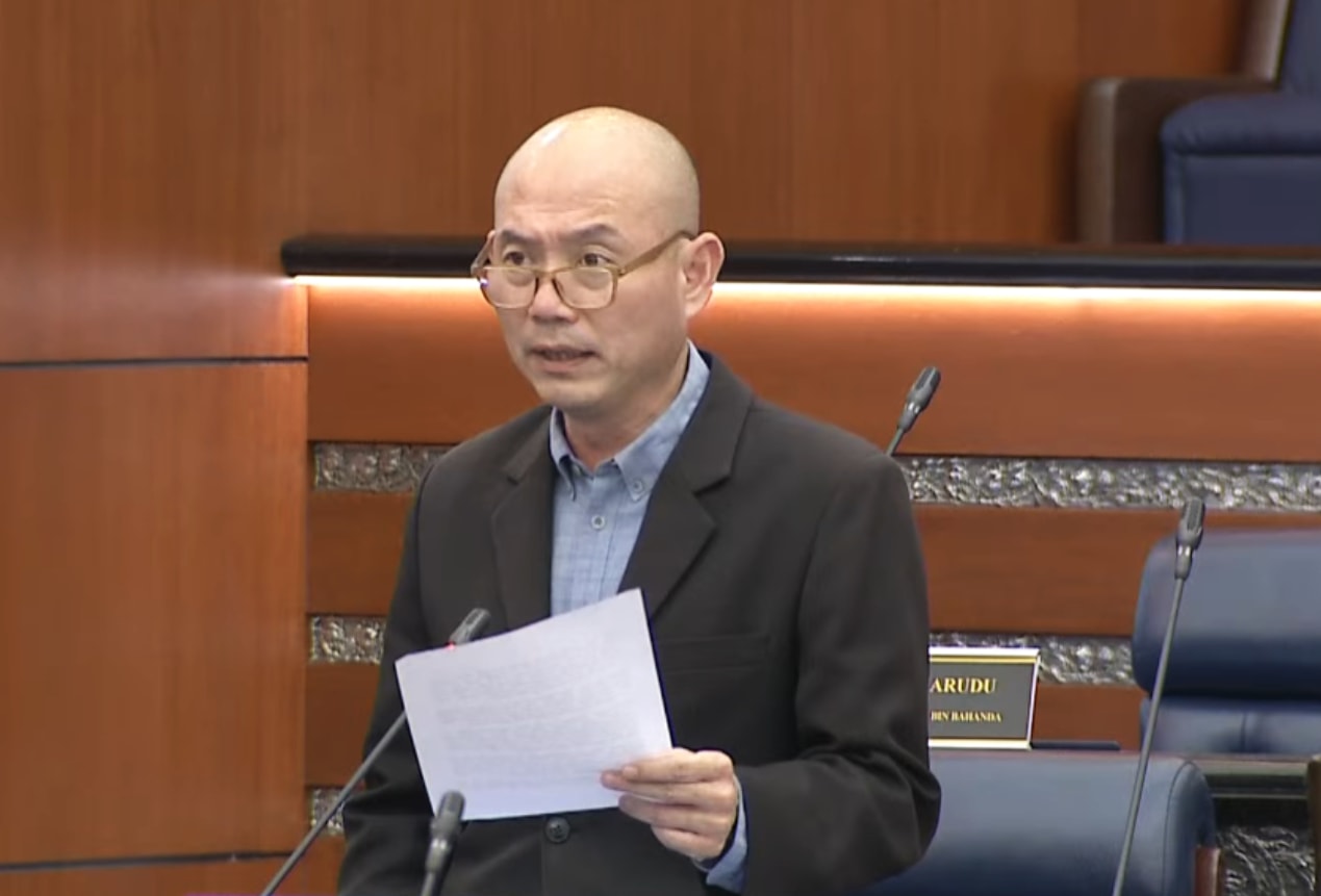 விமானத்தில் மது வழங்கக்கூடாது என்று கூறும் பாஸ் கட்சிக்கு எதிராக ஜசெக எம்.பி லிம் லிப் எங் கடும் விமர்சனம்!