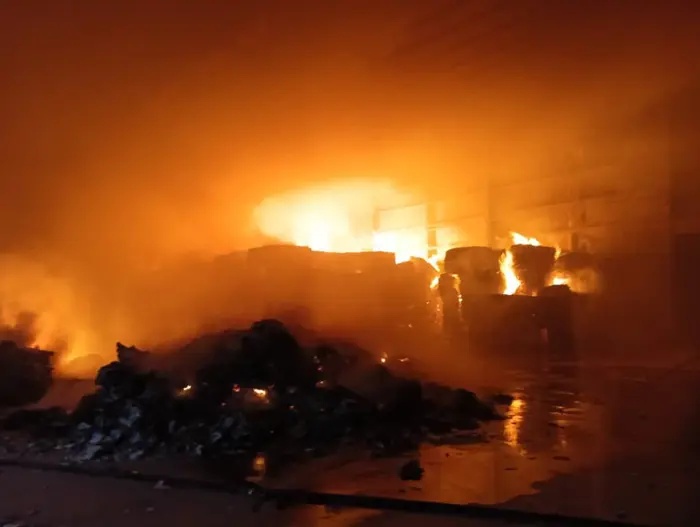 காகிதக் கிடங்கு தீயில் அழிந்தது