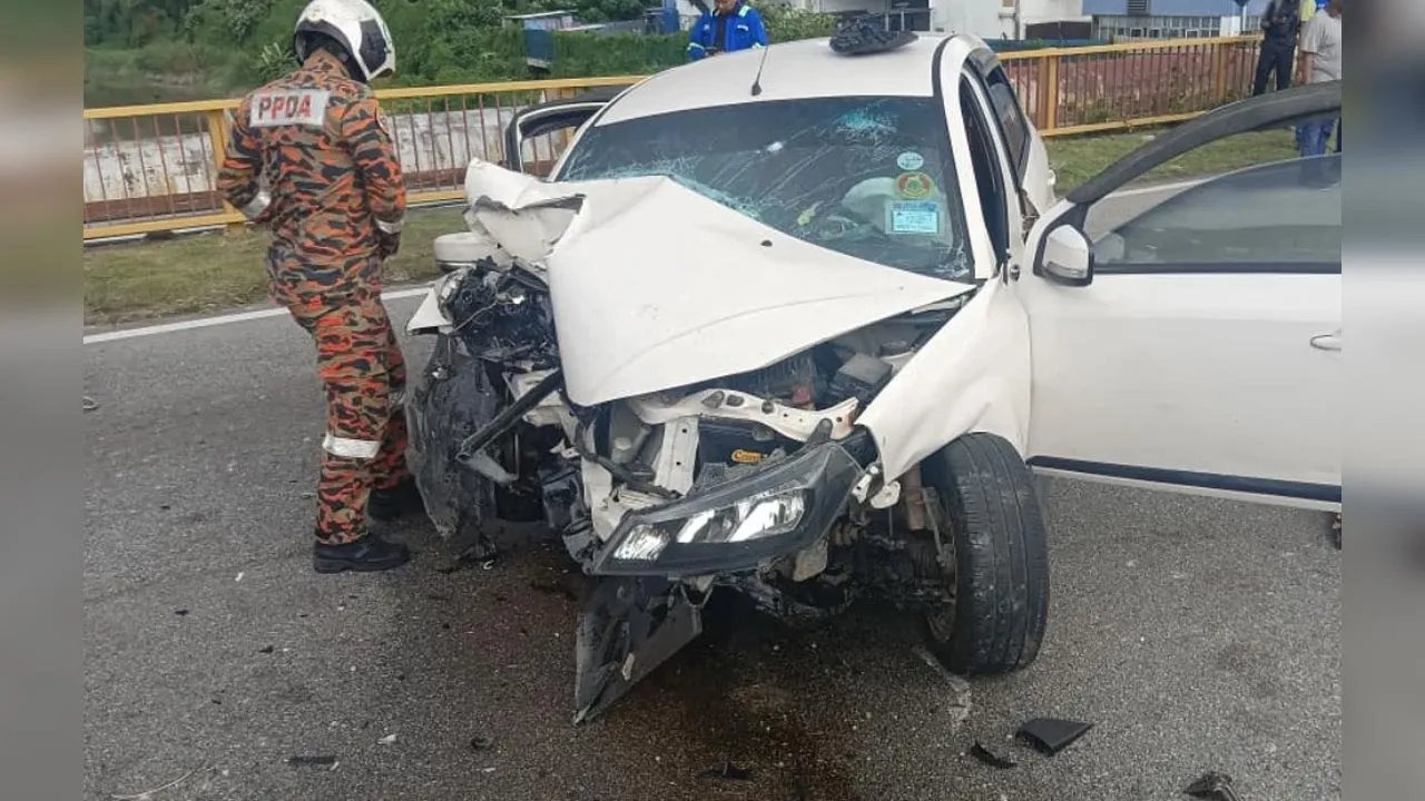 கார் மின் கம்பத்தில் மோதியது: கணவர் பலி, மனைவி மற்றும் மூன்று பிள்ளைகள் படுகாயம்