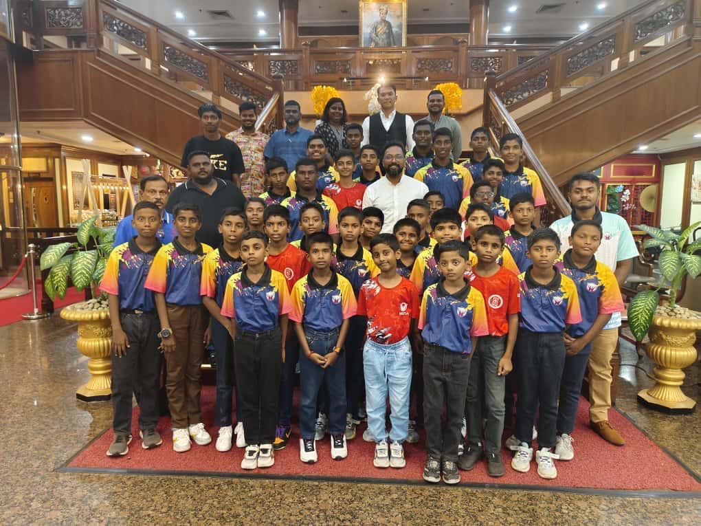 ஆதரவற்ற இல்லத்தைச் சேர்ந்த 35 குழந்தைகளுக்கு புத்தாடைகளை எடுத்து வழங்கினார் பிரகாஷ்