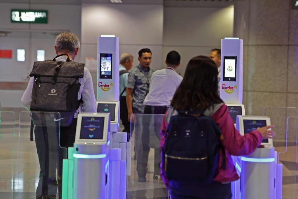 அடுத்த ஆண்டிற்குள் 123 குடிநுழைவுச் சாவடிகளில் தானியங்கி வாயில்கள் அமைக்கப்படும் - உள்துறை அமைச்சர் தகவல்!