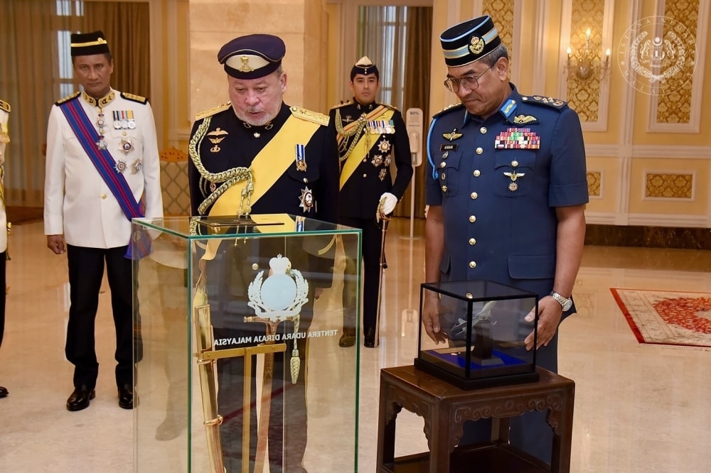 40 ஆண்டுகள் சேவை: ஓய்வு பெற்ற விமானப் படைத் தளபதிக்கு மாமன்னர் வாழ்த்து!