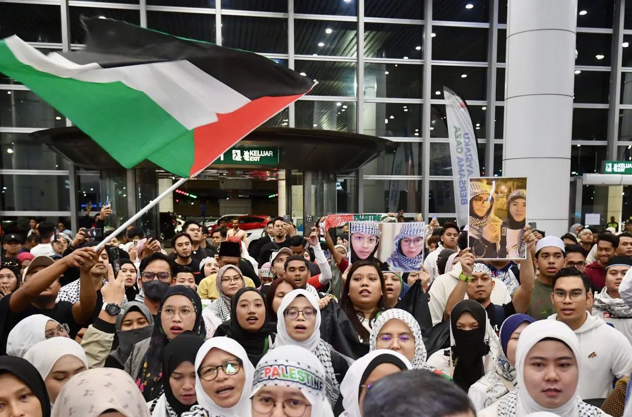 நாடு திரும்பிய 23 மலேசியத் தன்னார்வலர்களுக்கு கோலாலம்பூர் விமான நிலையத்தில் உற்சாக வரவேற்பு!