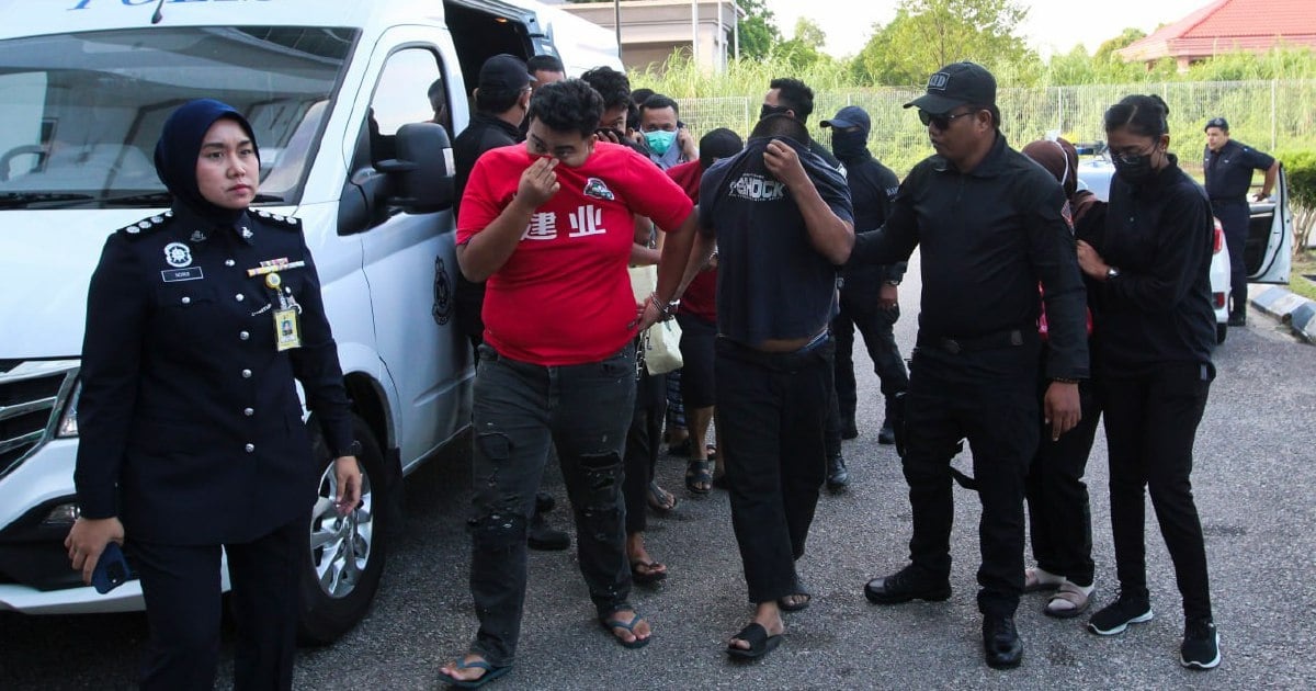 மூவரை அடைத்து வைத்திருந்ததாக எண்மர் மீது குற்றச்சாட்டு