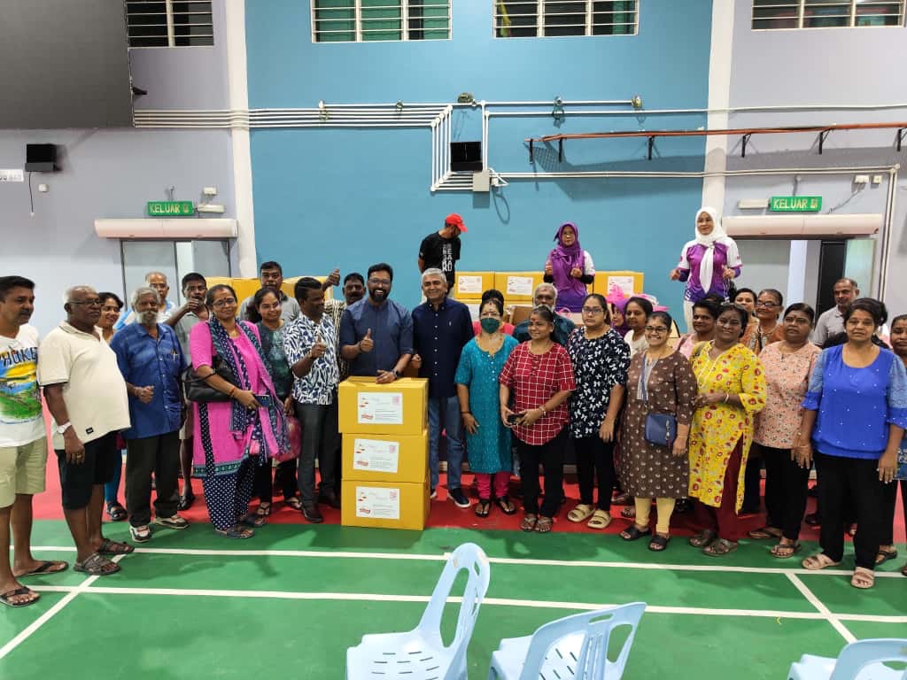 ஆயாம் மாஸ் காபிரேசன் நிறுவனத்தின் தீபாவளி அன்பளிப்பு: கோத்தா கெமுனிங் சட்டமன்ற உறுப்பினர் எடுத்து வழங்கினார்