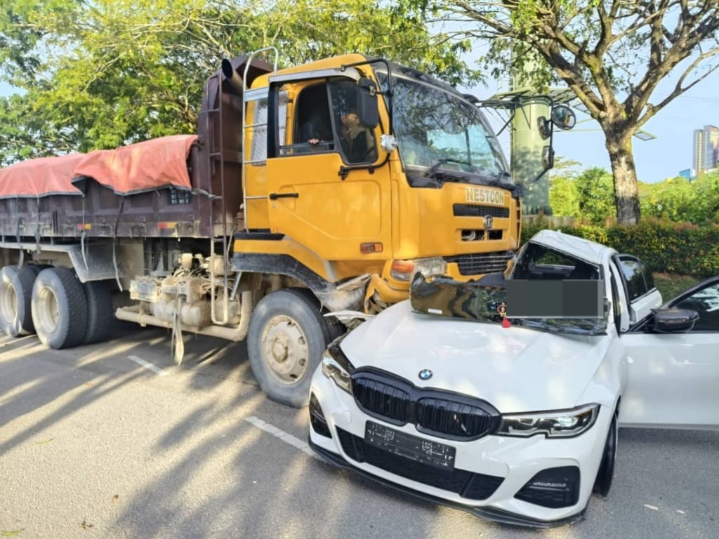 கார் – லோரி மோதல் ஒருவர் உயிரிழந்தார்