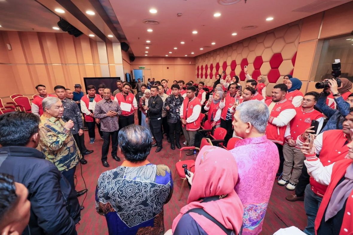 இளைஞர்களைத் தயார்படுத்தும் தேசப்பற்றுப் பள்ளி – தோல்விகளில் இருந்து கற்றுக் கொள்ளும் அம்னோ!