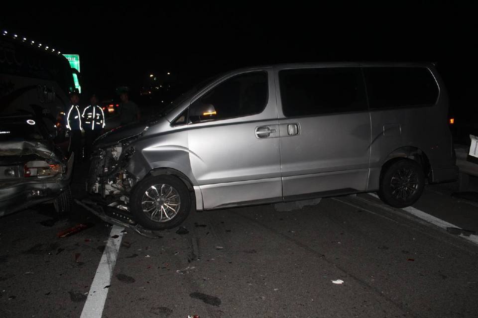 ஆறு வாகனங்கள் மோதிக் கொண்ட விபத்து