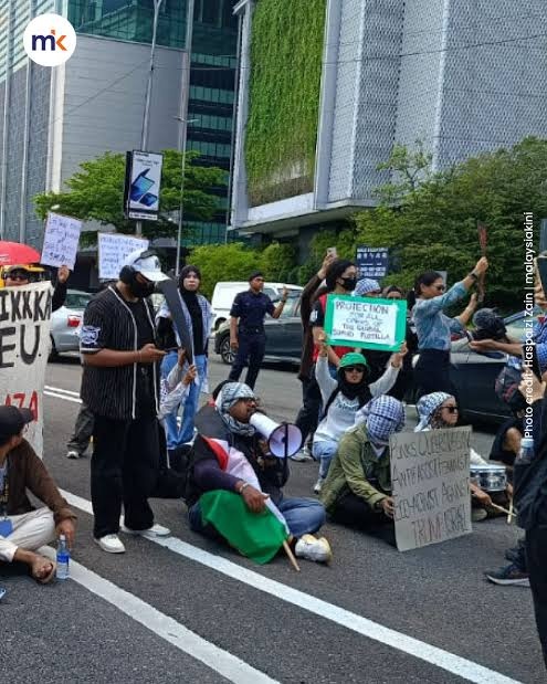 அமெரிக்கத் தூதரகம் முன் ஆர்ப்பாட்டம், அமளி துமளியானது