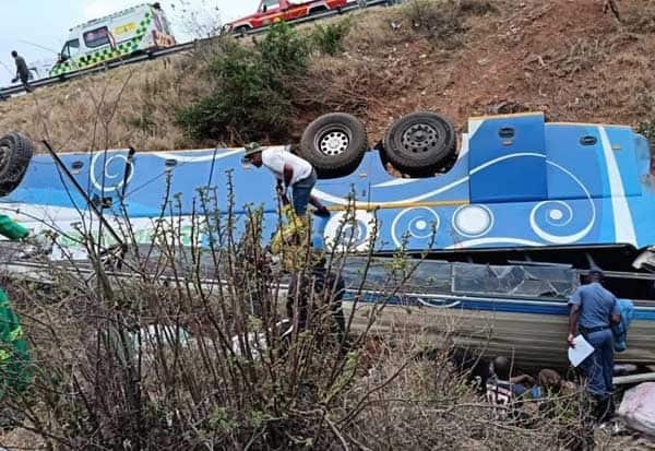 தென் ஆப்பிரிக்காவில் பேருந்து பள்ளத்தில் கவிழ்ந்து 42 பேர் பலி