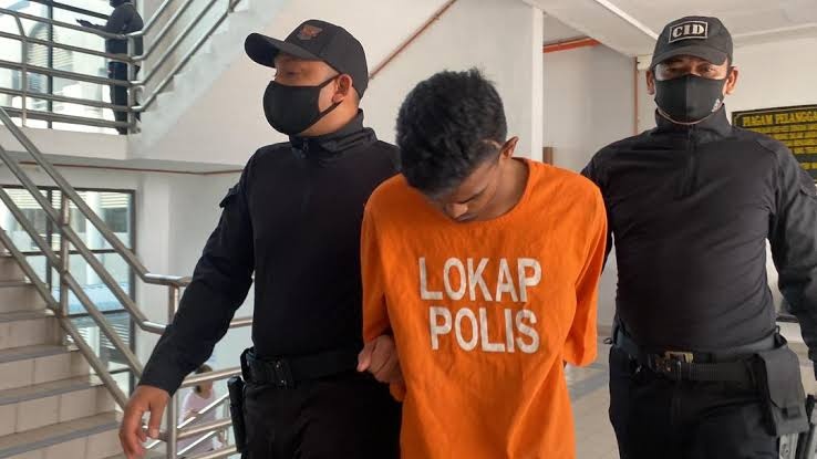 ஆடவருக்குக் காயம் விளைவித்ததாக மளிகைக் கடை உதவியாளர் மீது குற்றச்சாட்டு