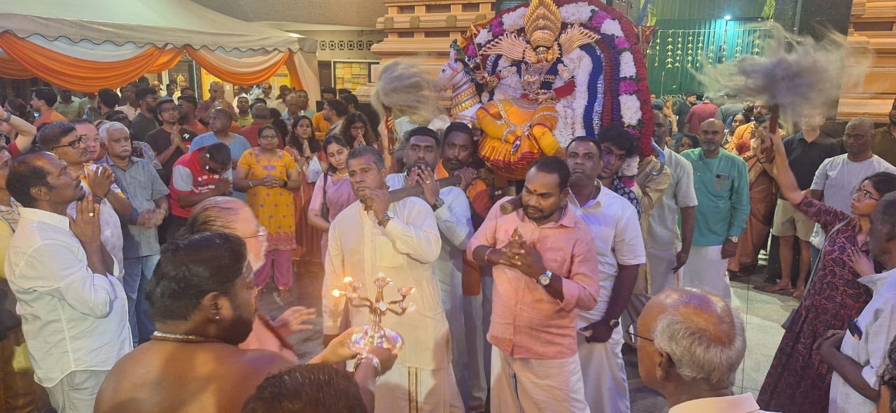 நவராத்திரி விழா: காடிக்காரர்கள் அம்பு போடும் உபயம்