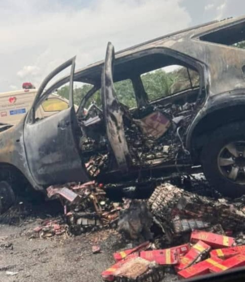 இரு கார்கள் மோதி, தீப்பற்றிக் கொண்ட சம்பவத்தில் மூவர் உயிரிழந்தனர்